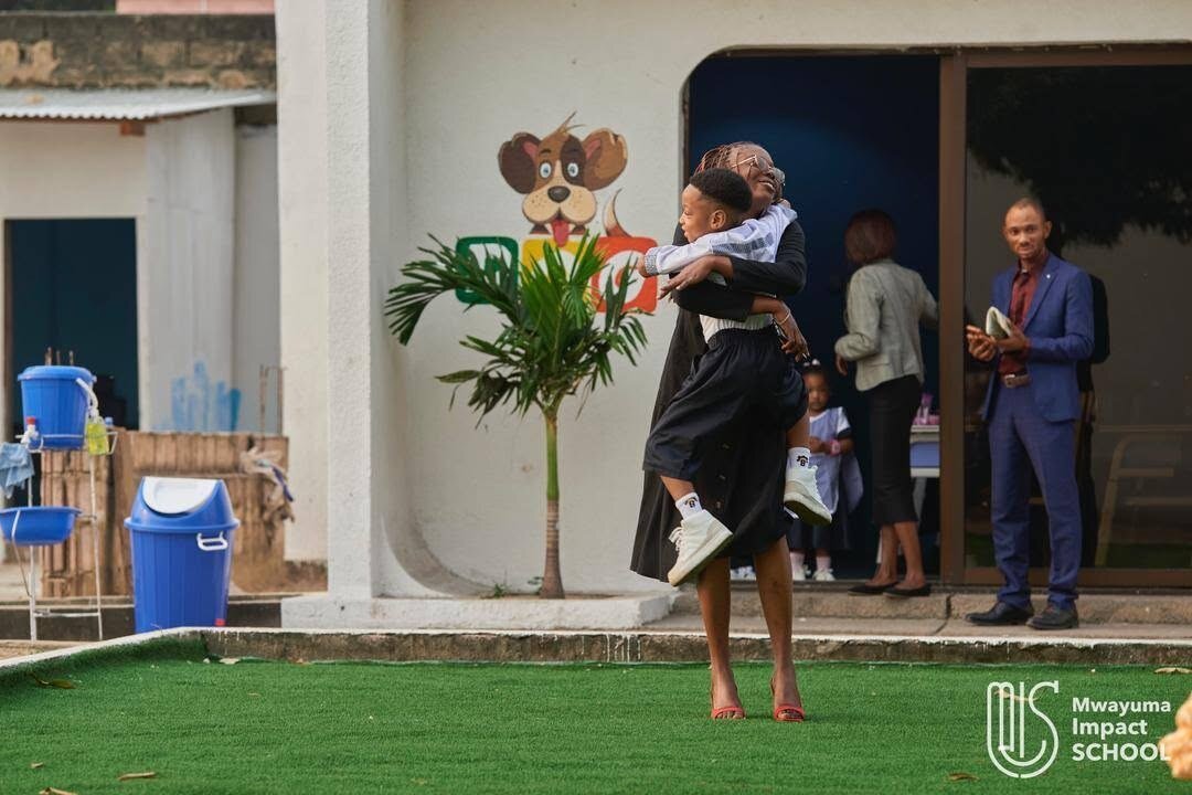 Accueil chaleureux d’un élève par son éducatrice